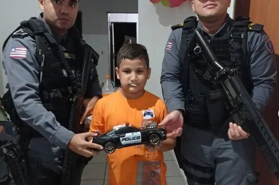 PM's fazem surpresa e presenteiam jovens admiradores com viatura de brinquedo