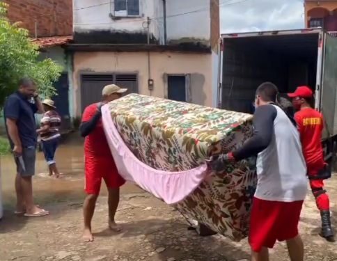 FORTES CHUVAS DEIXA MAIS 1.600 PESSOAS DESABRIGADAS EM PEDREIRAS E TRIZIDELA DO VALE