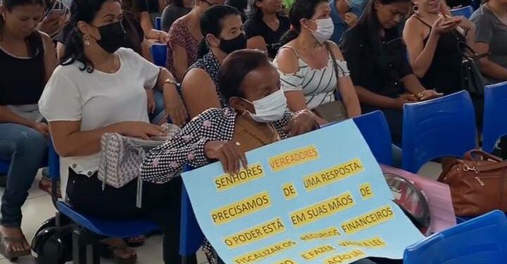 Professores de Estreito manifestam na câmara cobrando pagamento do FUNDEB