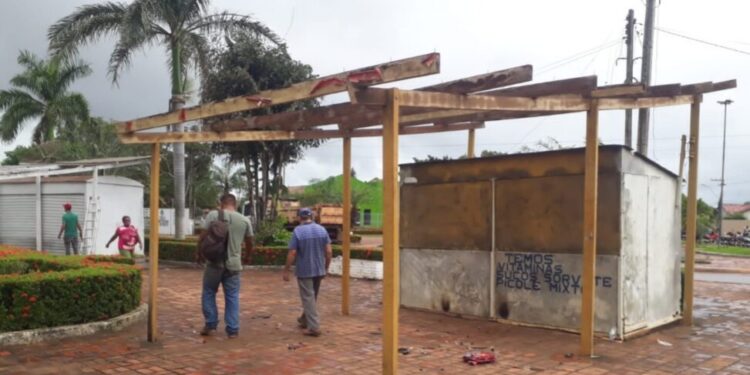 MULHER PERDE LOCAL DE TRABALHO E RECLAMA DA FISCALIZAÇÃO DE ESTREITO