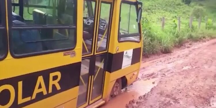 ESTUDANTES SOFREM COM A FALTA DE ÔNIBUS ESCOLAR E ESTRADAS PRECÁRIAS, EM SÃO ROBERTO