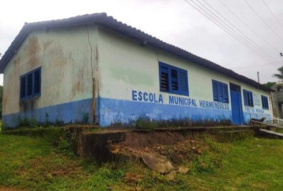 Alunos denunciam falta de aulas por causa de estrutura de escola pública