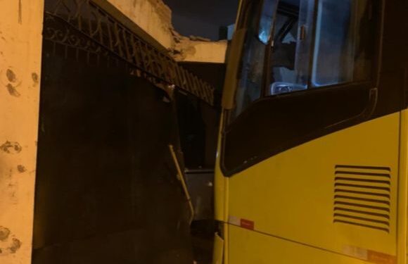 Ônibus vazio invade casa em São Luís