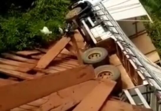 Caminhão carregado de soja tomba em ponte da zona rural de Açailândia