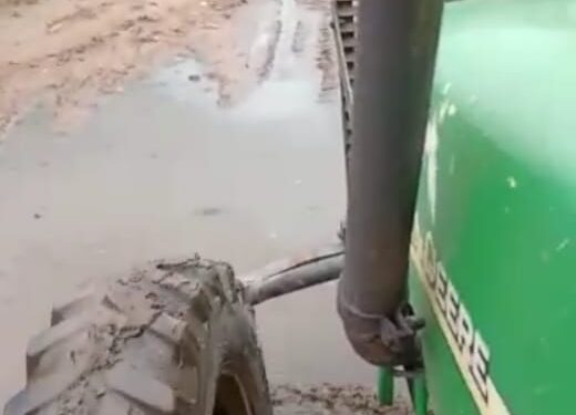 Morador dirige trator em rua de Amarante em protesto a falta de infraestrutura