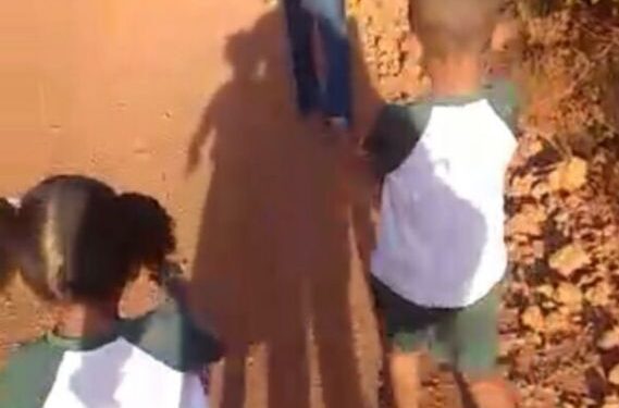 Crianças vão a pé para escola em estrada de chão por falta de transporte público