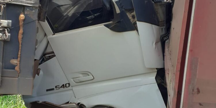 Acidente envolvendo carretas deixa BR-135 interditada