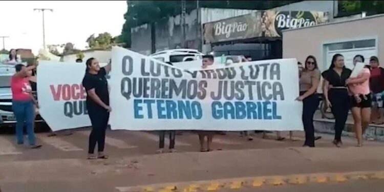 Família pede justiça em manifestação por jovem que foi tirado a vida por PM Família pede justiça em manifestação por jovem que foi tirado a vida por PM