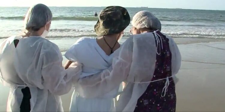 Adolescente com paralisia internado há três meses é levado a praia pela primeira vez