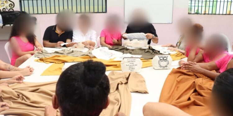 Figurino de um musical está sendo confeccionado dentro de Pedrinhas