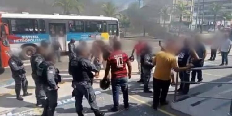 Vigilantes de escolas municipais protestam atraso de salários em São Luís