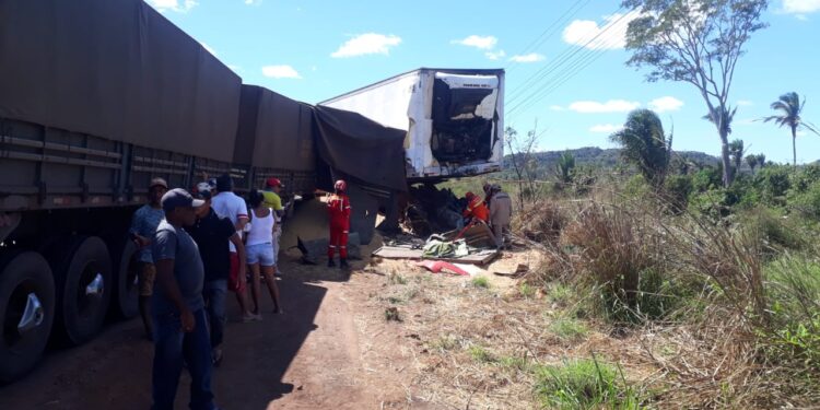 Acidente envolvendo dois caminhões deixa uma pessoa sem vida na BR-135