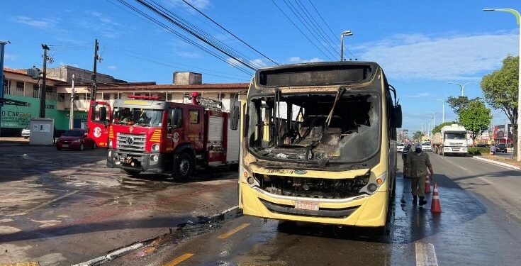 Ônibus pega fogo na manhã desta quarta-feira (13) em São Luís