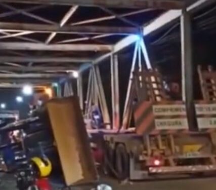 Trator cai de cima de caminhão prancha e atinge motoqueiro