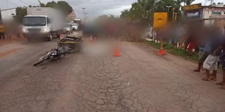 Dois homens perdem a vida após colisão entre motocicleta e caminhão