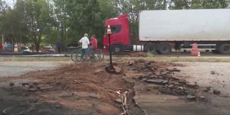 Motoristas se arriscam na contramão por causa de buracos na br-316