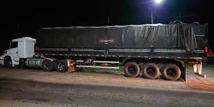 Polícia apreende dois caminhões carregados com madeira ilegal no MA