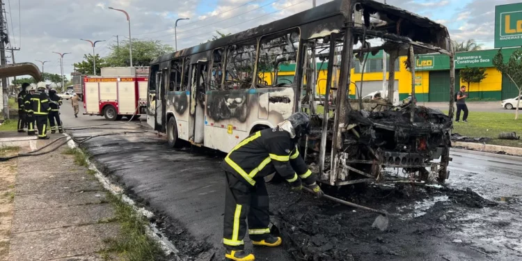 Ônibus com passageiros pega fogo em São Luís