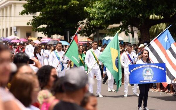 Alunos do município de Caxias fazem ensaios publicamente para o desfile de 7 de setembro
