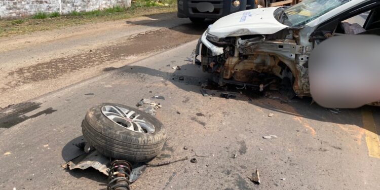 Carro e caminhão batem na BR-135 em Santa Rita