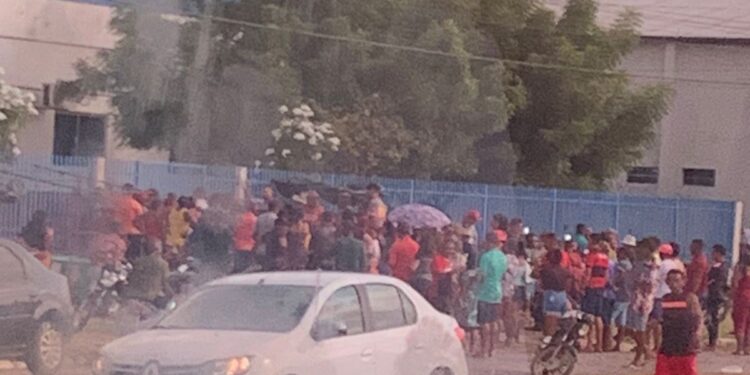 Eleitores reclamam da demora em abrir locais de votação em Matinha