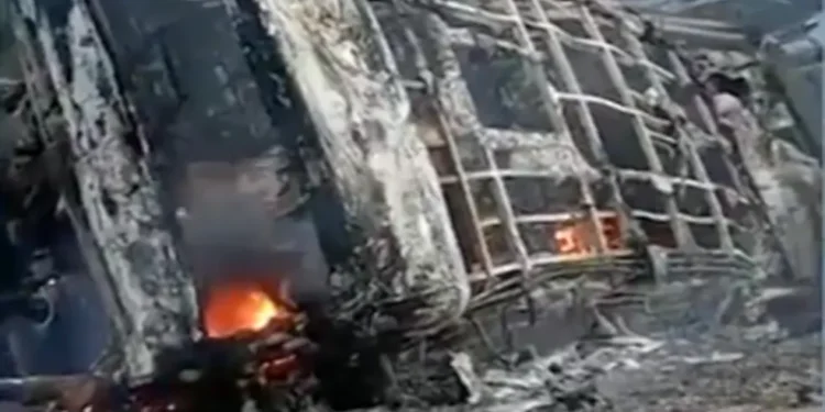 Ônibus pega fogo após bater em poste na BR-206