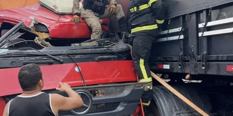 Caminhões batem de frente na MA-034