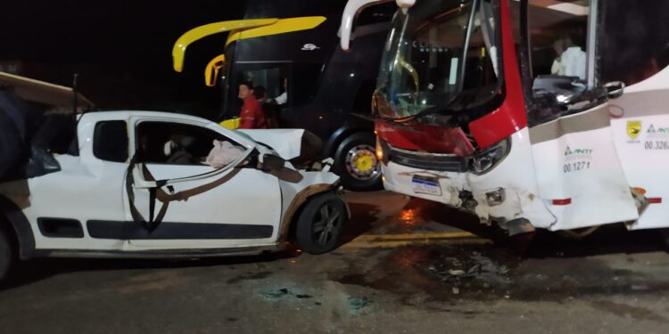 Carro bate de frente com ônibus na BR-222 deixando uma pessoa sem vida