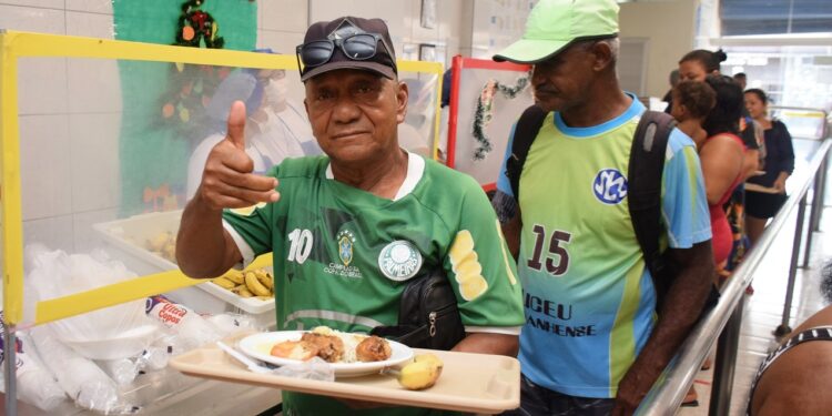 Almoço natalino é servido de graça em restaurantes populares do Maranhão