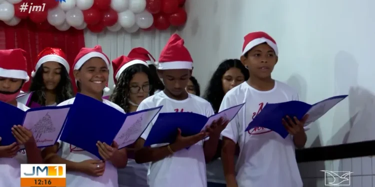Alunos de escola pública participam de projeto terapêutico natalino no MA