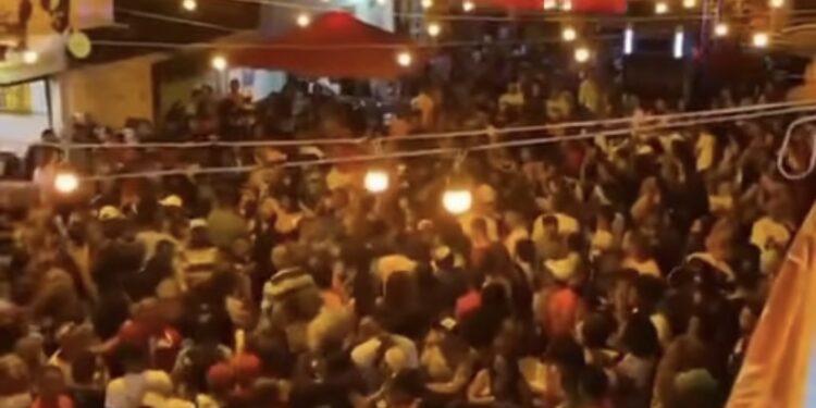 Mesmo após eliminação do Brasil, multidão fez festa em São Luís