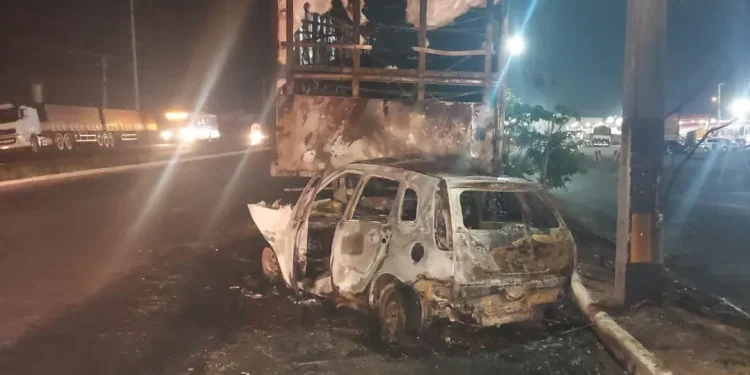 Homem morre carbonizado após bater em carreta na BR-135