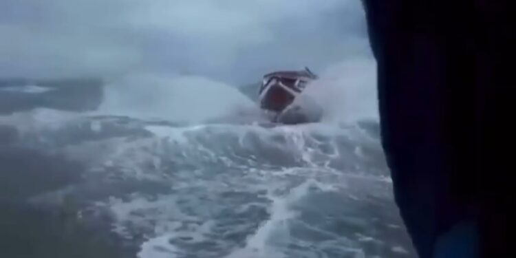 Pescadores ficam assustados com agitação do mar durante travessia em São José de Ribamar