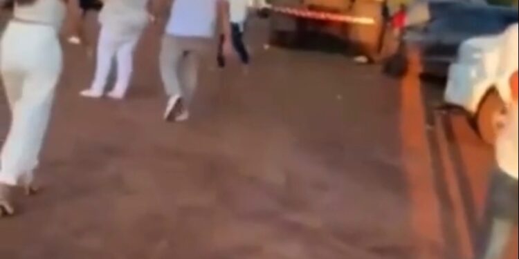 Caminhão bate em seis carros e atropela uma pessoa no Poço Azul