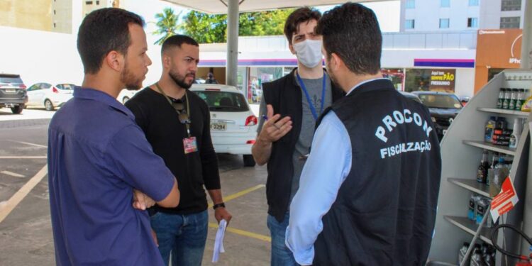 Após denúncias de preços abusivos, Procon fiscaliza postos de combustíveis no MA