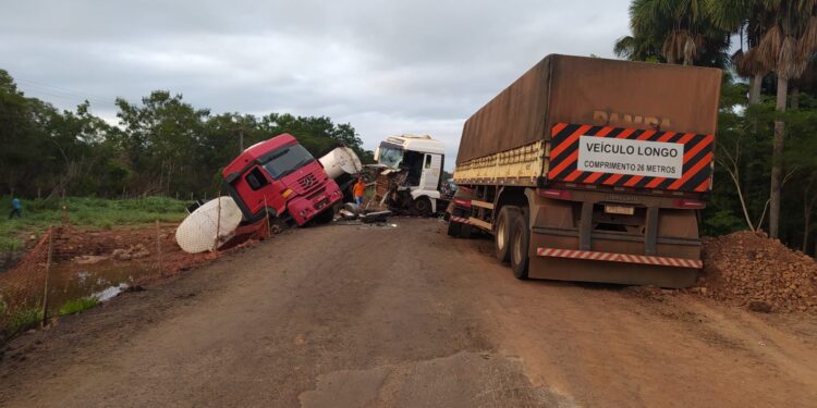 Carretas batem de frente deixando a BR-230 bloqueada com trânsito parado
