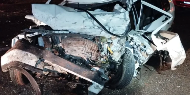 Acidente envolvendo carro e caminhão deixa uma pessoa morta na BR-135