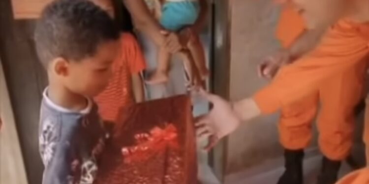 Bombeiros que salvaram menino de afogamento visitam criança com homenagens