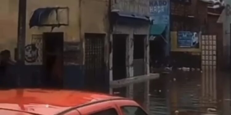 Chuva forte deixa casas e comércios alagados em Santa Inês