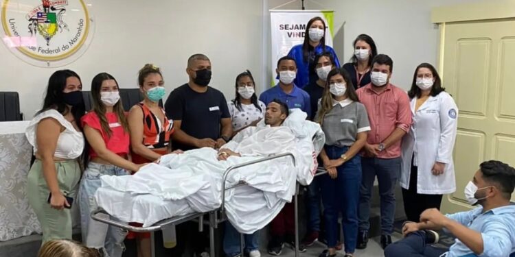 Aluno da UFMA tem colação de grau especial deitado em maca, em São Luís