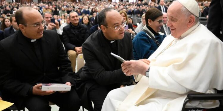 Papa Francisco recebe cartas escritas por adolescentes internos da Funac, em São Luís