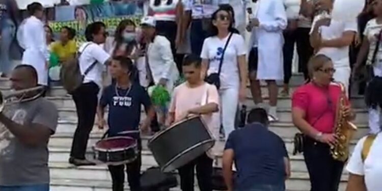 Profissionais da enfermagem fazem manifestação em São Luís