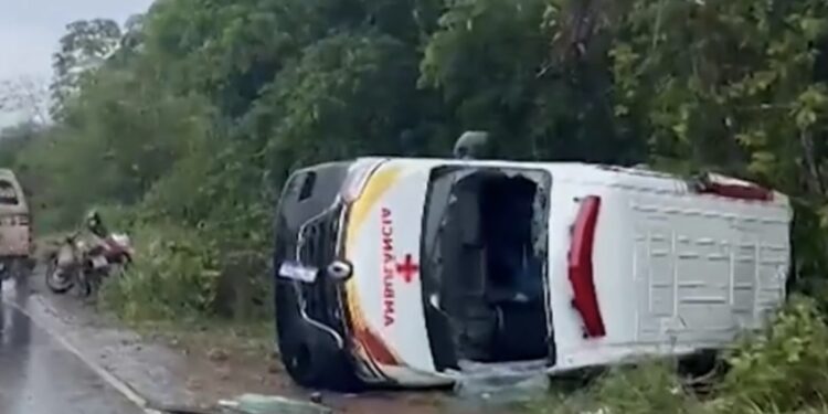 Paciente morre após ambulância capotar na MA-206