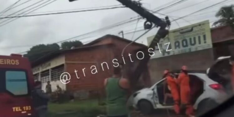 Carro bate em poste e motorista fica preso às ferragens em São Luís