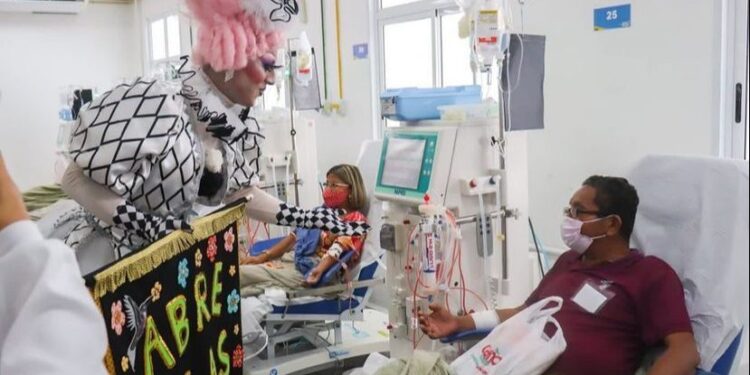 Pacientes recebem blocos e bailinhos de carnaval do Maranhão