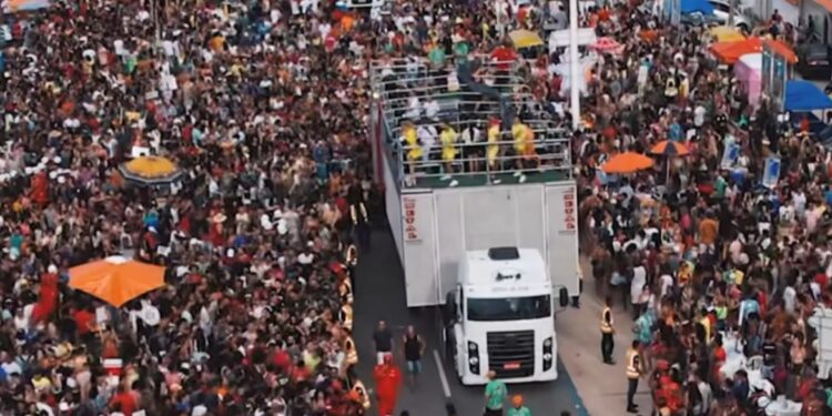 Último dia de pré-carnaval ocorre na Avenida Litorânea, em São Luís