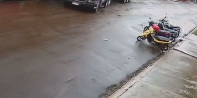 Caminhão desgovernado atinge prédio em Santa Inês