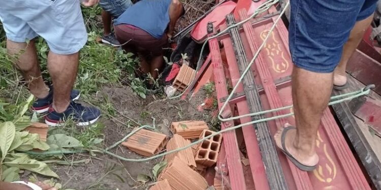 Caminhão carregado de tijolo tomba e deixa BR-222 interditada