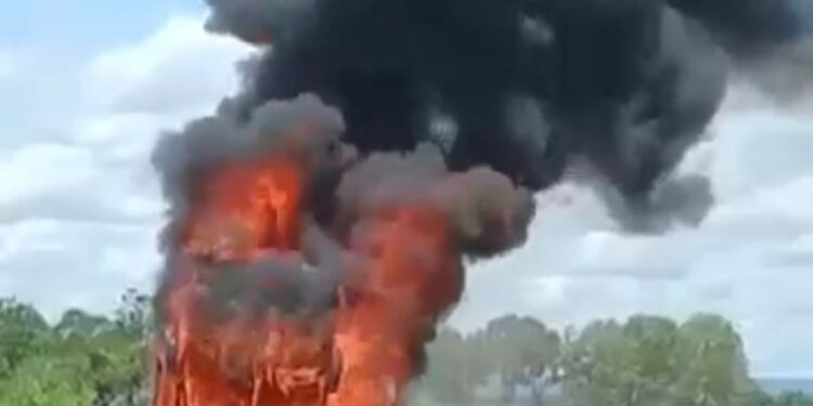 Ônibus que saiu do Maranhão pega fogo na estrada de Mato Grosso