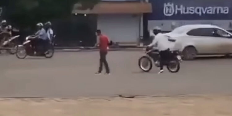 Motociclista reage a assalto e joga capacete em criminoso